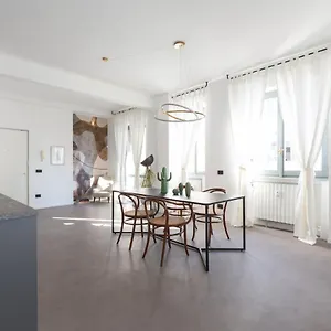 https://luminoso-moderno-bilocale.it-lombardy.com